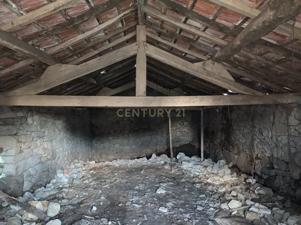 Casa em pedra na zona do Geres com churrasqueira e jardim interior - Image 11